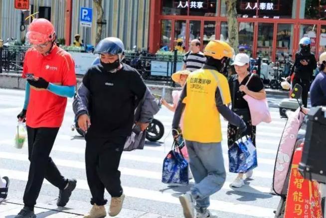 一场外卖大战，少赚200亿元！三大巨头“流血”，美团净利润暴跌89%、京东腰斩50.8%